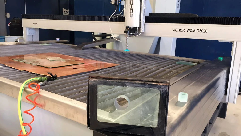 VICHOR G3020 cutting table with a cut glass block