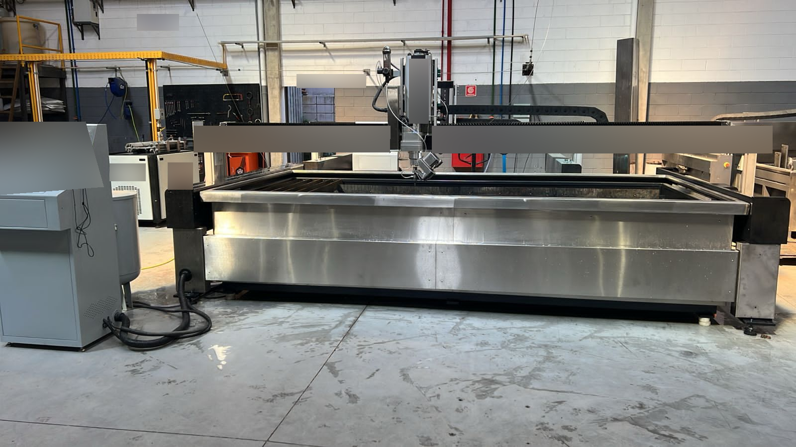 VICHOR cutting table with stainless steel covers fitted by the customer